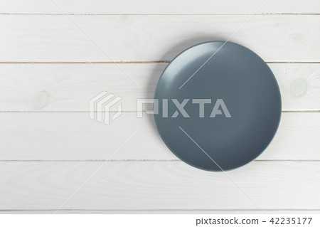 Top view of blank dish on a wood background Top view of blank dish on a wood background 42235177