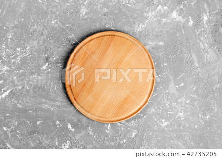Empty round wooden dish 42235205