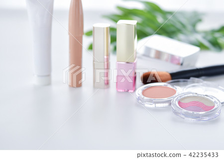Cosmetics / cosmetics image 42235433