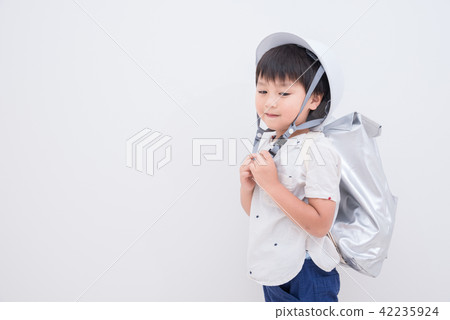 戴頭盔的男孩 42235924