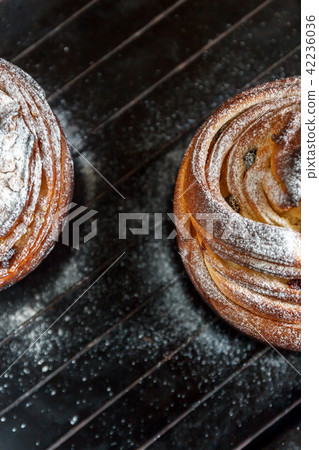 Cupcake pie crunch in the form of a roll sprinkled Cupcake pie crunch in the form of a roll sprinkled 42236036