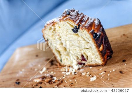 Easter cake-crunch with raisins and candied fruit Easter cake-crunch with raisins and candied fruit 42236037