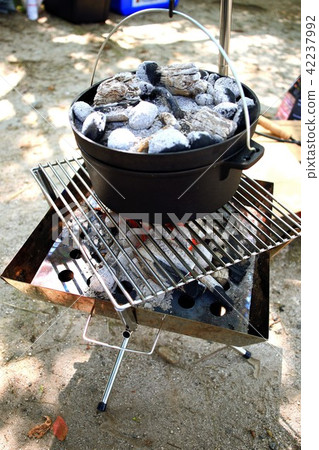 在BBQ荷蘭烤箱烹飪 在BBQ荷蘭烤箱烹飪 42237992