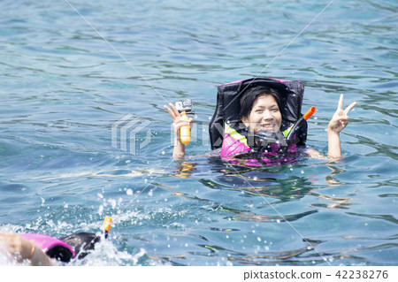 Asian Young women snorkeling in the sea of Thailand 42238276