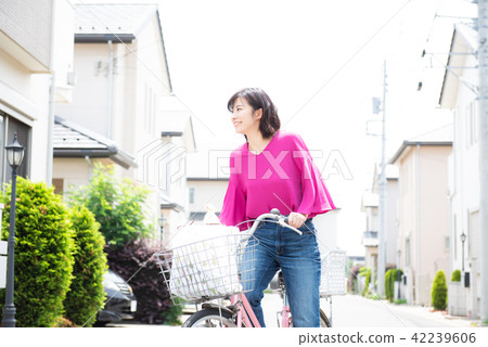 自行車購物購物主婦 42239606
