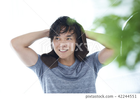 Men shampoo 42244551