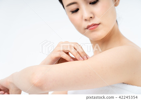 美容手護理皮膚的女人 美容手護理皮膚的女人 42245354