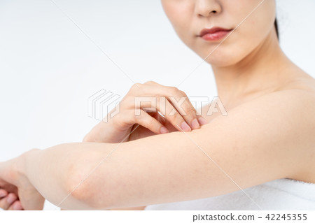 美容手護理皮膚的女人 美容手護理皮膚的女人 42245355