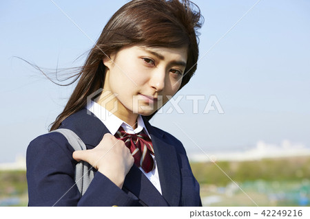 上學的女學生 42249216