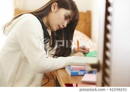 學校女孩高中學習 42249241