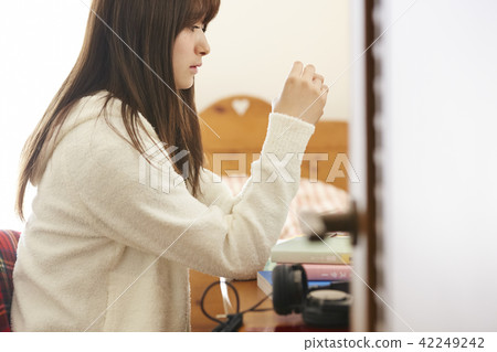 學校女孩高中學習 42249242