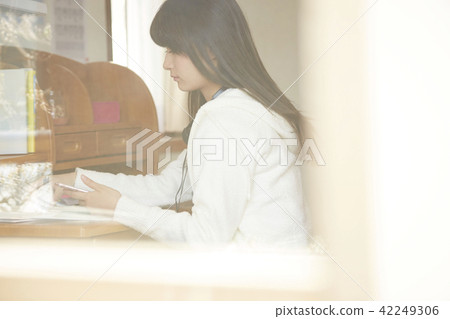 學校女孩高中學習 42249306
