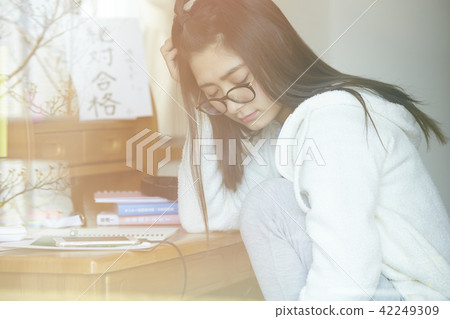 學校女孩高中學習 42249309