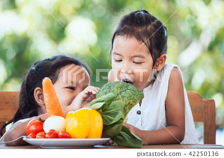 Two cute asian child girls learn about vegetables 42250136