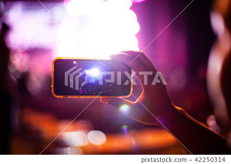 People taking photographs with smart phone People taking photographs with smart phone 42250314