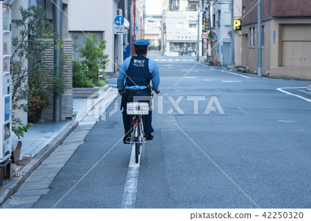 大都會警察局的警察騎自行車巡邏 大都會警察局的警察騎自行車巡邏 42250320