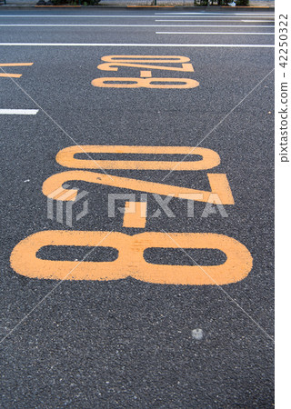 8 o'clock - 20 o'clock time limit display on the road 8 o'clock - 20 o'clock time limit display on the road 42250322