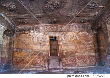 Cave 03: The hall and the ceiling of the hall.  42252262