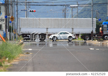 在炎熱的夏天,汽車被火熱晃動 在炎熱的夏天,汽車被火熱晃動 42252520