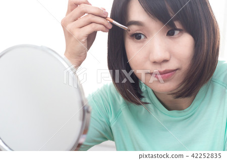 化妝中的美女 眼影遮瑕 化妝中的美女 眼影遮瑕 42252835