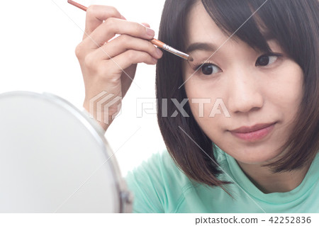 化妝中的美女 眼影遮瑕 化妝中的美女 眼影遮瑕 42252836