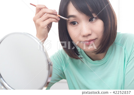 化妝中的美女 眼影遮瑕 化妝中的美女 眼影遮瑕 42252837