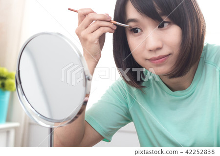 化妝中的美女 眼影遮瑕 化妝中的美女 眼影遮瑕 42252838