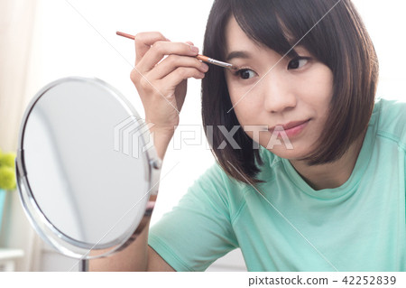 化妝中的美女 眼影遮瑕 化妝中的美女 眼影遮瑕 42252839