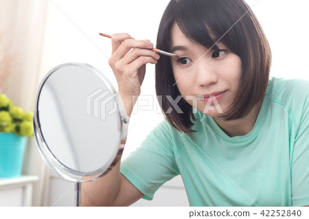 化妝中的美女 眼影遮瑕 42252840