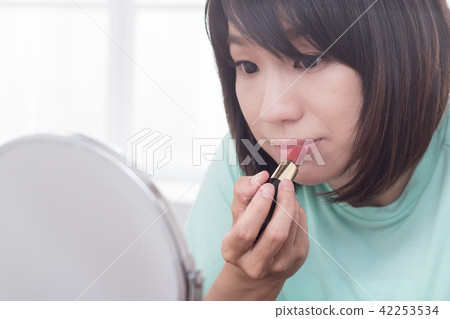 Female in makeup Female in makeup 42253534