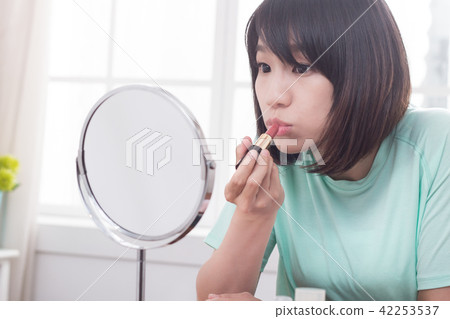 化妝中的女性 化妝中的女性 42253537