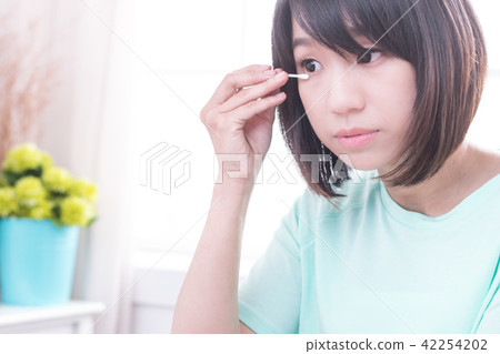 化妝中的女性 42254202