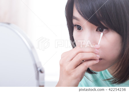 化妝中的女性 42254236