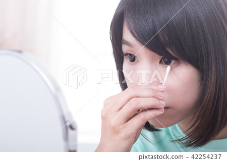 化妝中的女性 42254237