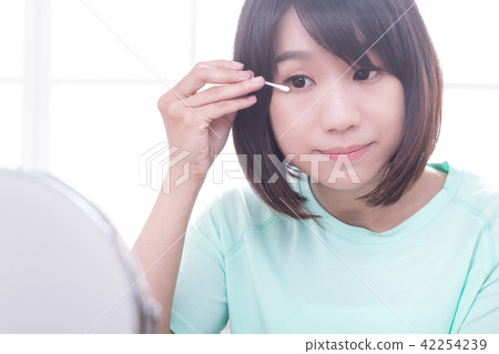 化妝中的女性 化妝中的女性 42254239