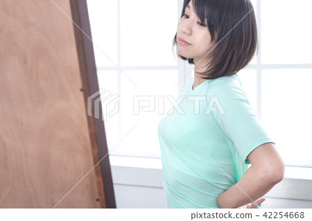 在意身材的女性 42254668