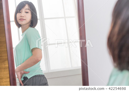 在意身材的女性 在意身材的女性 42254698