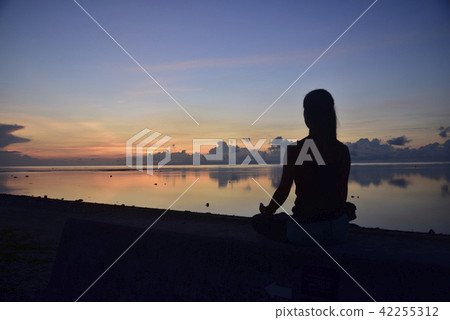 Morning glow and yoga pose of Shiraho Beach Morning glow and yoga pose of Shiraho Beach 42255312