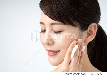 Beauty putting cosmetic lotion 42255725