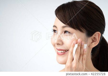 Beauty putting cosmetic lotion 42255728