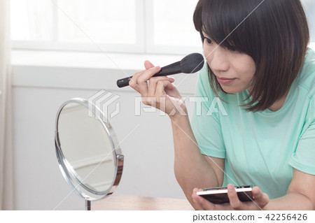 化妝中的美女 化妝中的美女 42256426