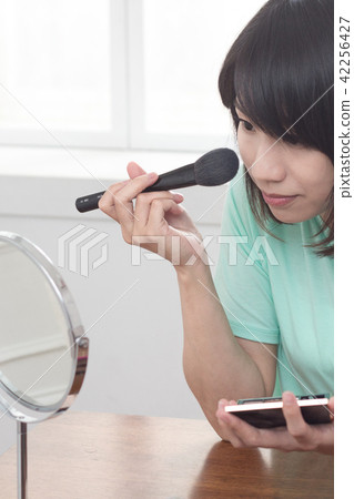 化妝中的美女 化妝中的美女 42256427