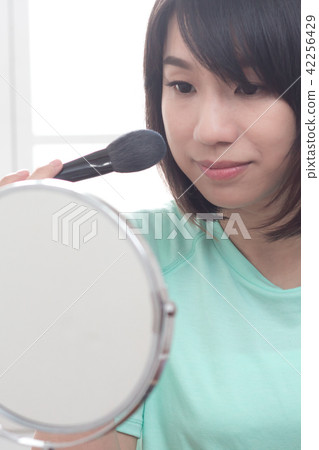 化妝中的美女 42256429