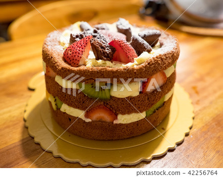 sweet round cake with fruit 42256764