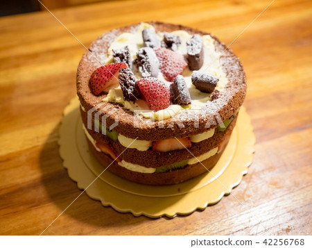 sweet round cake with fruit 42256768
