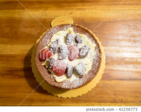 sweet round cake with fruit 42256773
