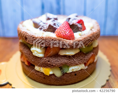 sweet round cake with fruit 42256790