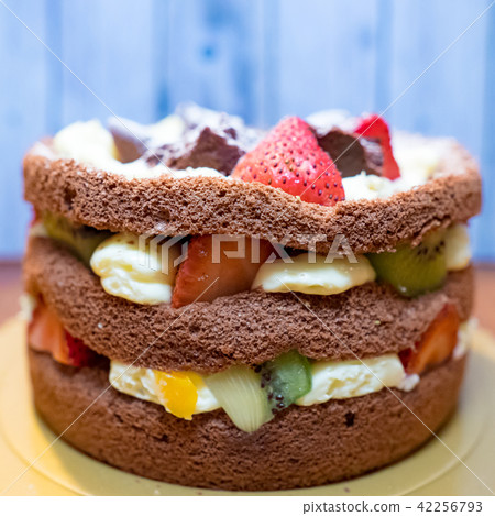 sweet round cake with fruit 42256793