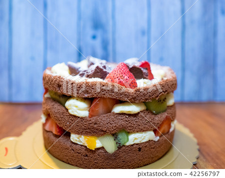 sweet round cake with fruit 42256797