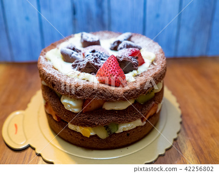 sweet round cake with fruit 42256802